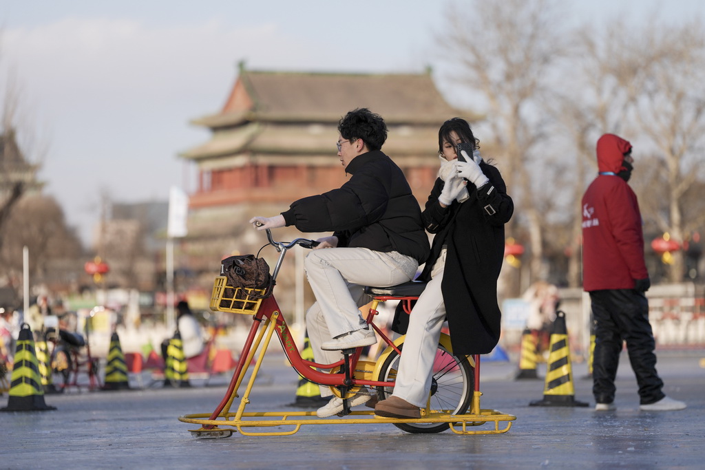 1月10日，游客在什刹海前海冰场上游玩。