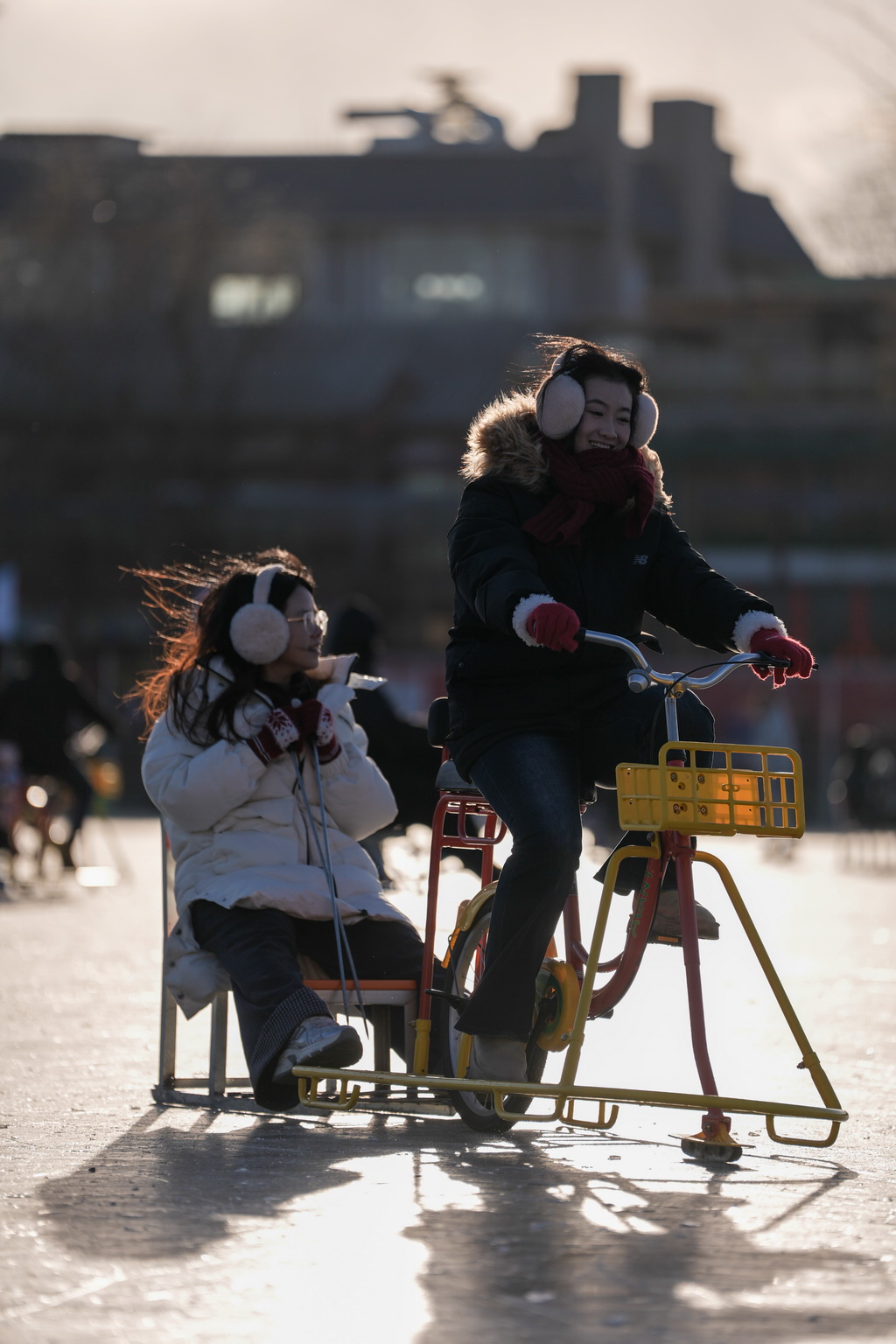 1月10日，游客在什刹海前海冰场上游玩。