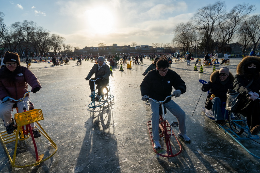 1月10日，游客在什刹海前海冰场上游玩。