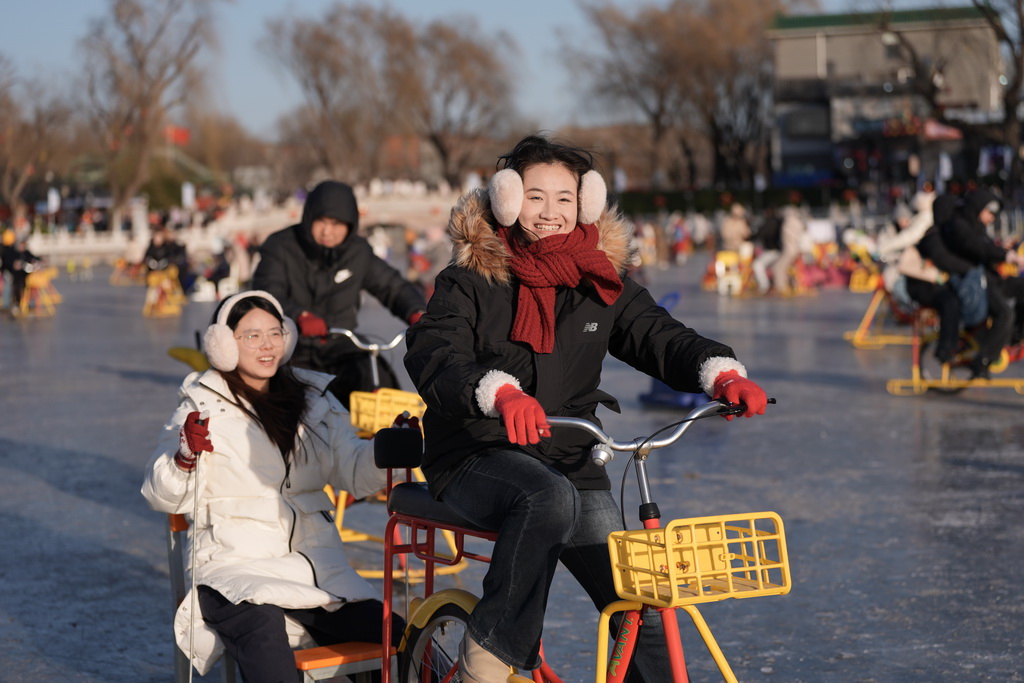 1月10日，游客在什刹海前海冰场上游玩。