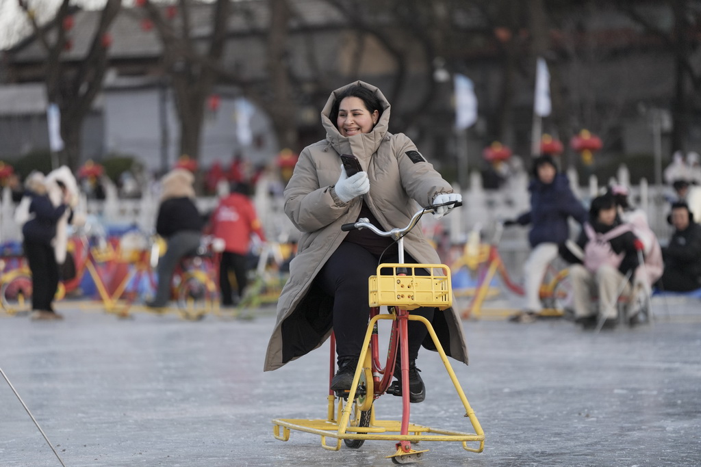 1月10日，游客在什刹海前海冰场上游玩。