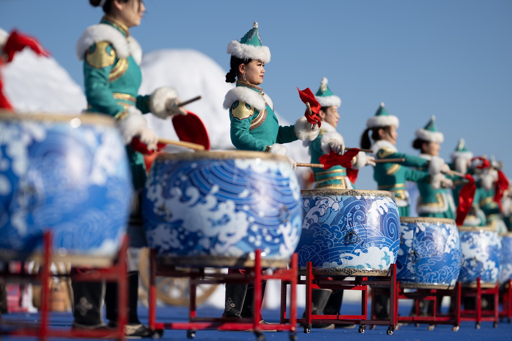  呼和浩特哈素海第四届冬捕节开幕式上的文艺表演（2026年1月10日摄）。新华社记者 连振 摄