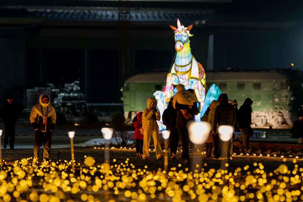 人们在呼和浩特第五届欢乐冰雪节上游玩（2025年12月31日摄）。新华社记者 连振 摄