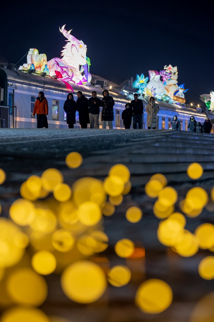 人们在呼和浩特第五届欢乐冰雪节上游玩（2025年12月31日摄，无人机照片）。新华社记者 连振 摄
