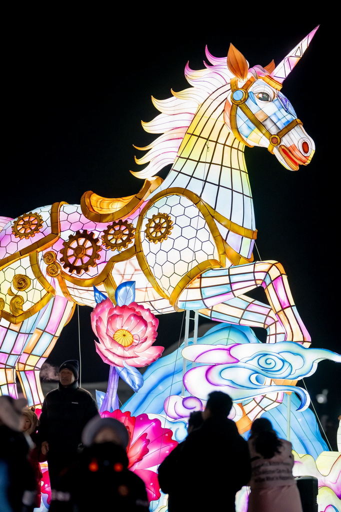 人们在呼和浩特第五届欢乐冰雪节上游玩（2025年12月31日摄，无人机照片）。新华社记者 连振 摄