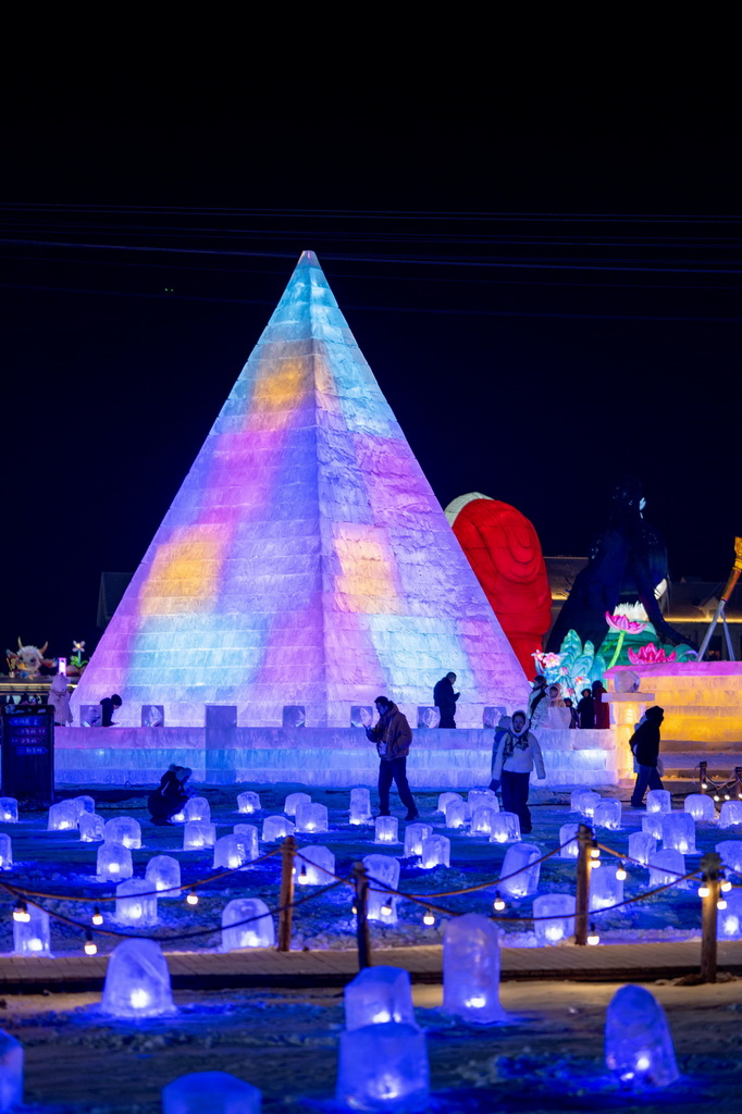 人们在呼和浩特第五届欢乐冰雪节上游玩（2025年12月31日摄）。新华社记者 连振 摄