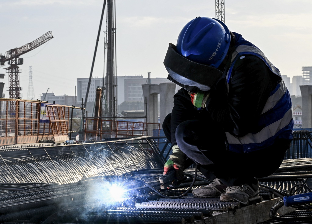 1月12日，中铁十四局工人在苏州东站集疏运系统及连接线工程现浇梁施工现场焊接。