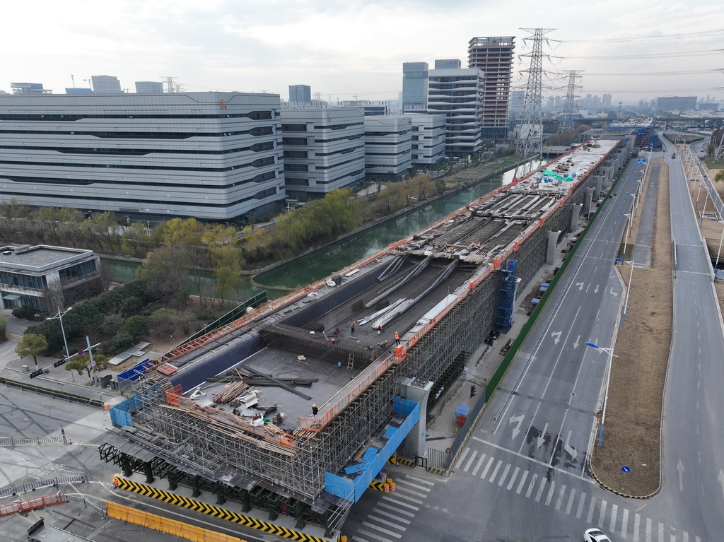 这是1月12日拍摄的苏州东站集疏运系统及连接线工程施工现场（无人机照片）。