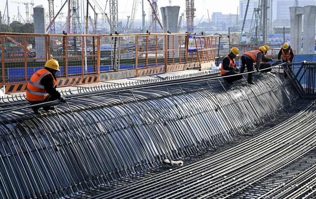 1月12日，中铁十四局工人在苏州东站集疏运系统及连接线工程现浇梁施工现场绑扎钢筋。