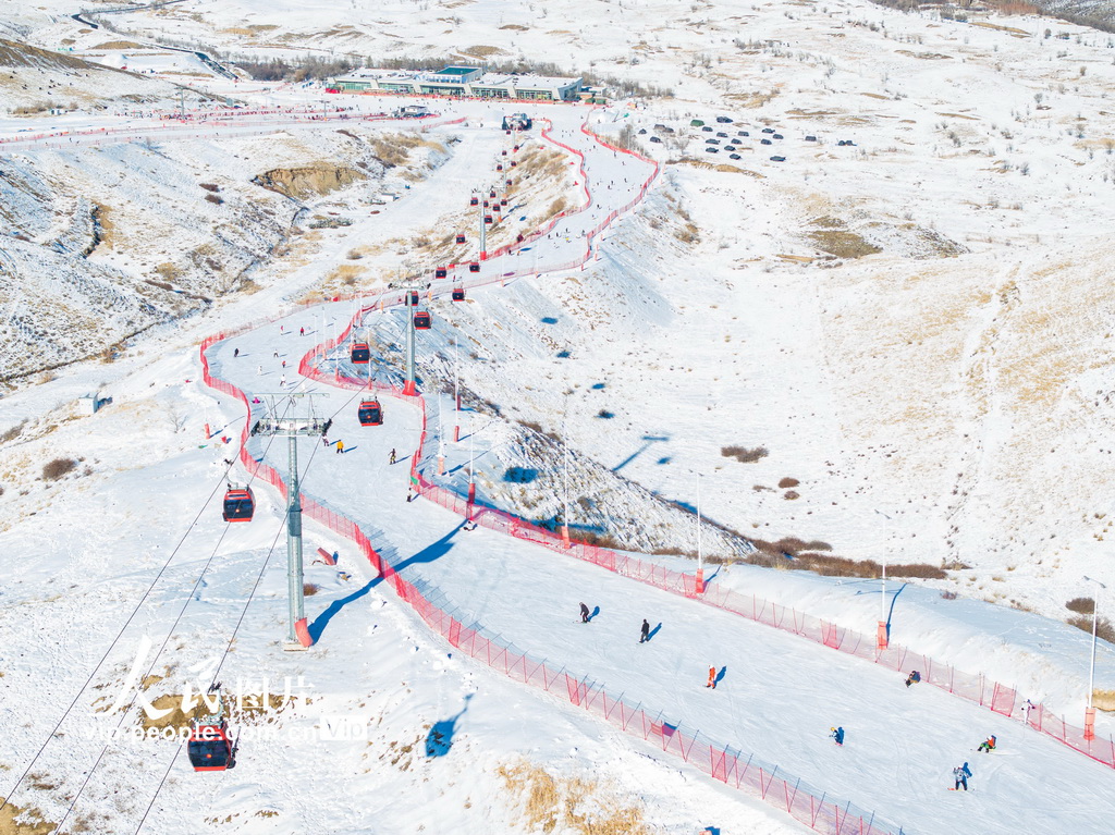 2026年1月13日,新疆昌吉回族自治州阜康市天山天池国际滑雪场,滑雪爱好者从高级雪道滑下。