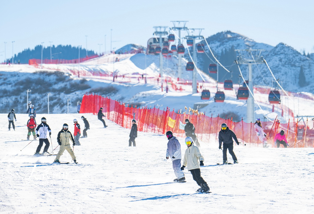 2026年1月13日，新疆昌吉回族自治州阜康市天山天池国际滑雪场，滑雪爱好者在滑雪。