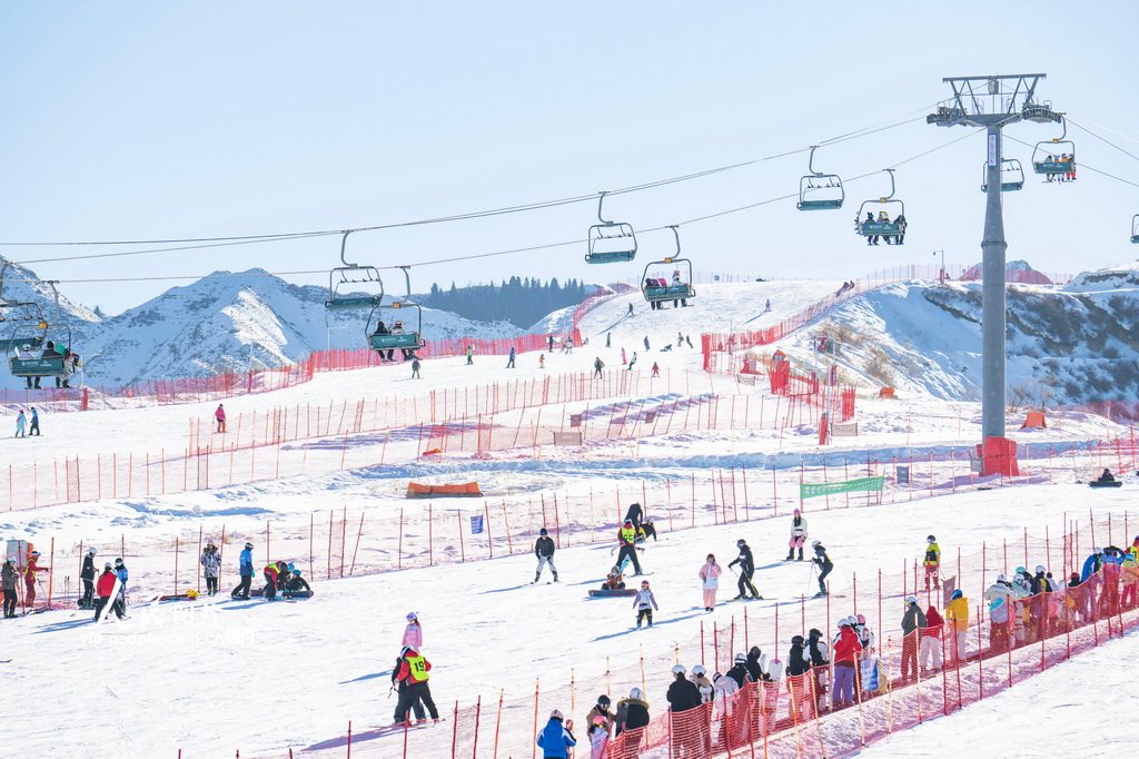 2026年1月13日，新疆昌吉回族自治州阜康市天山天池国际滑雪场，滑雪爱好者在滑雪。