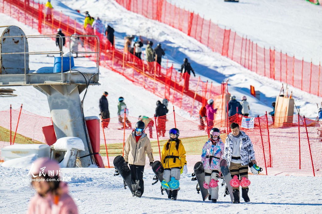 2026年1月13日，新疆昌吉回族自治州阜康市天山天池国际滑雪场，滑雪爱好者步入雪场。