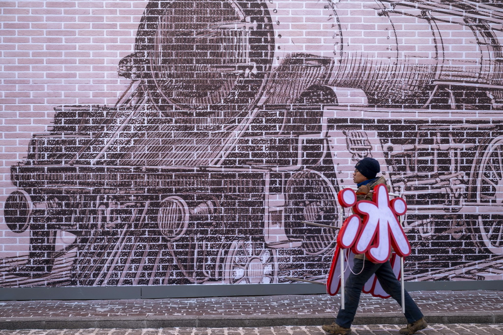 1月14日，在中华巴洛克历史文化街区，一名工作人员拿着装饰。新华社记者 张涛 摄