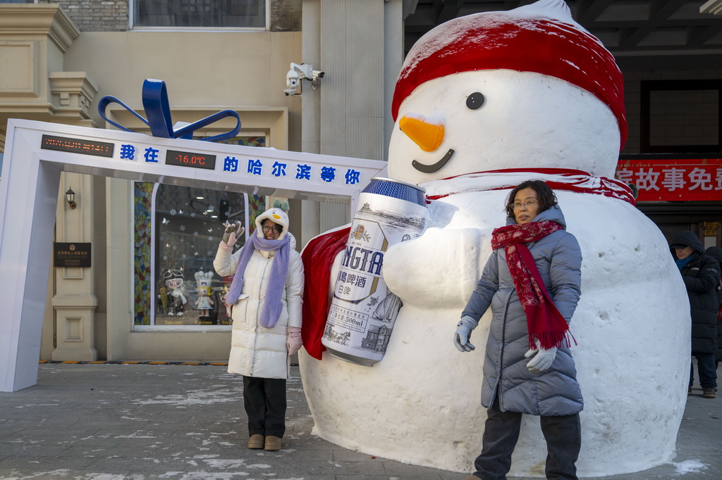 1月14日，游客在中华巴洛克历史文化街区留影。新华社记者 张涛 摄