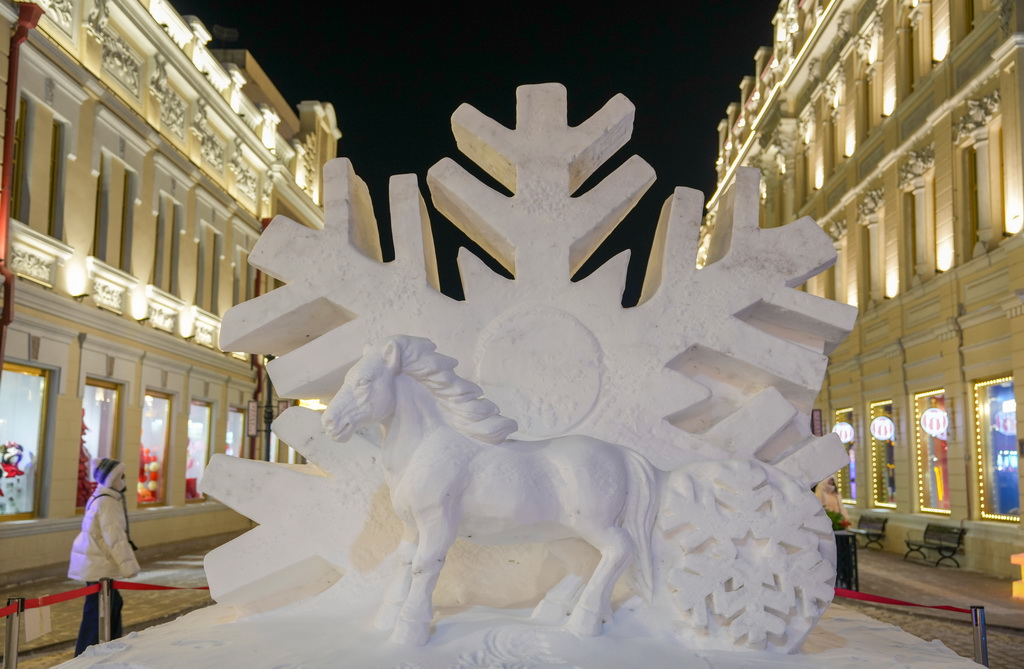1月13日，游客从中华巴洛克历史文化街区一处雪雕旁经过。新华社记者 王建威 摄