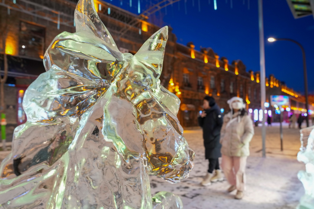 1月13日，游客在中华巴洛克历史文化街区的冰雕旁游览。新华社记者 王建威 摄