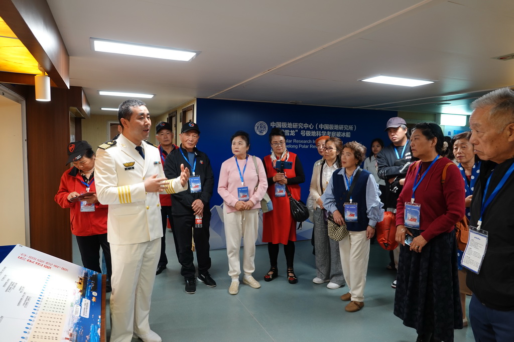 1月14日，观众在“雪龙”号上参观。