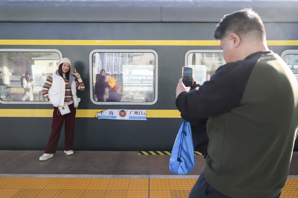 1月14日，旅客在杭州南站站台和Z100次列车合影。