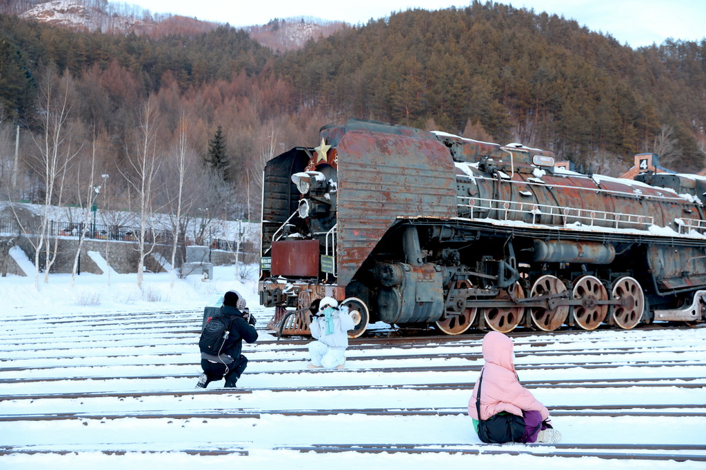 1月15日，游客在横道河子镇中东铁路博物馆机车库展区拍照。
