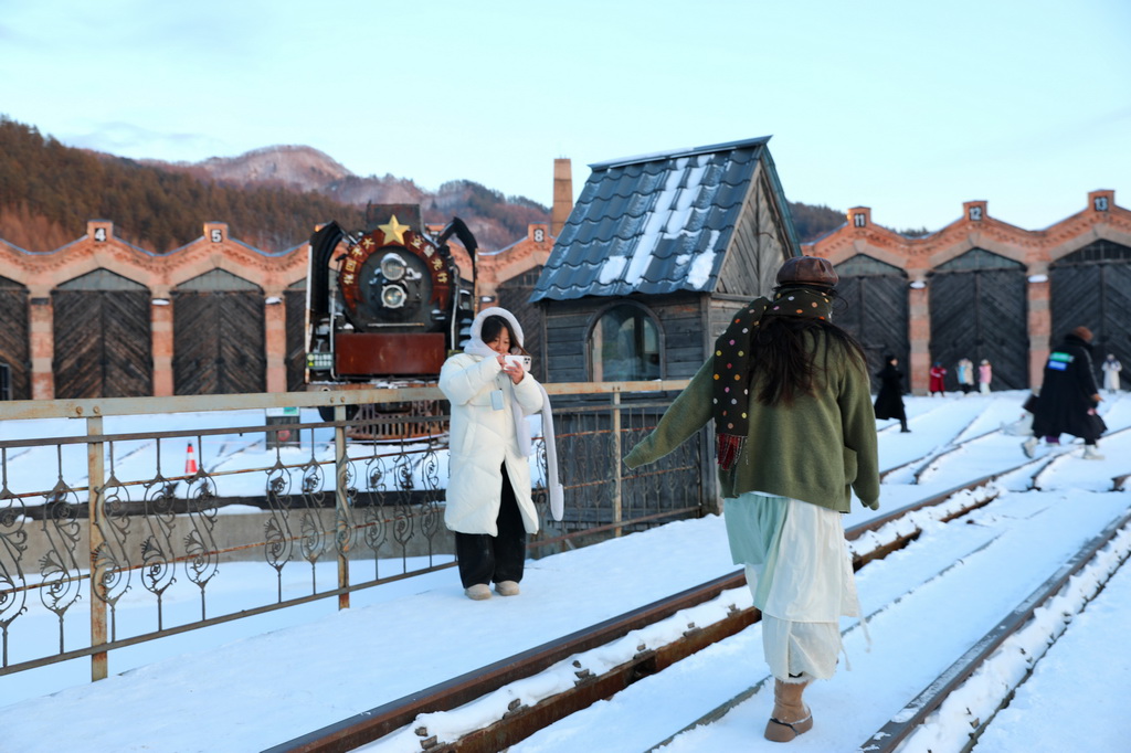 1月15日，游客在横道河子镇中东铁路博物馆机车库展区拍照。