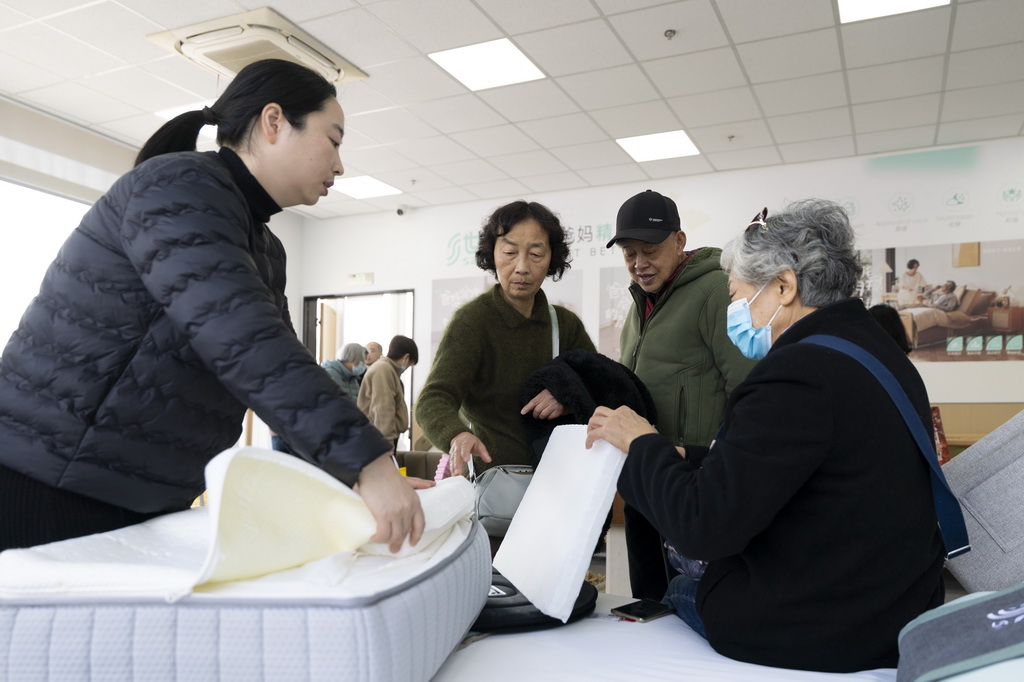 1月15日，顾客在上海银发商店咨询适老化产品。