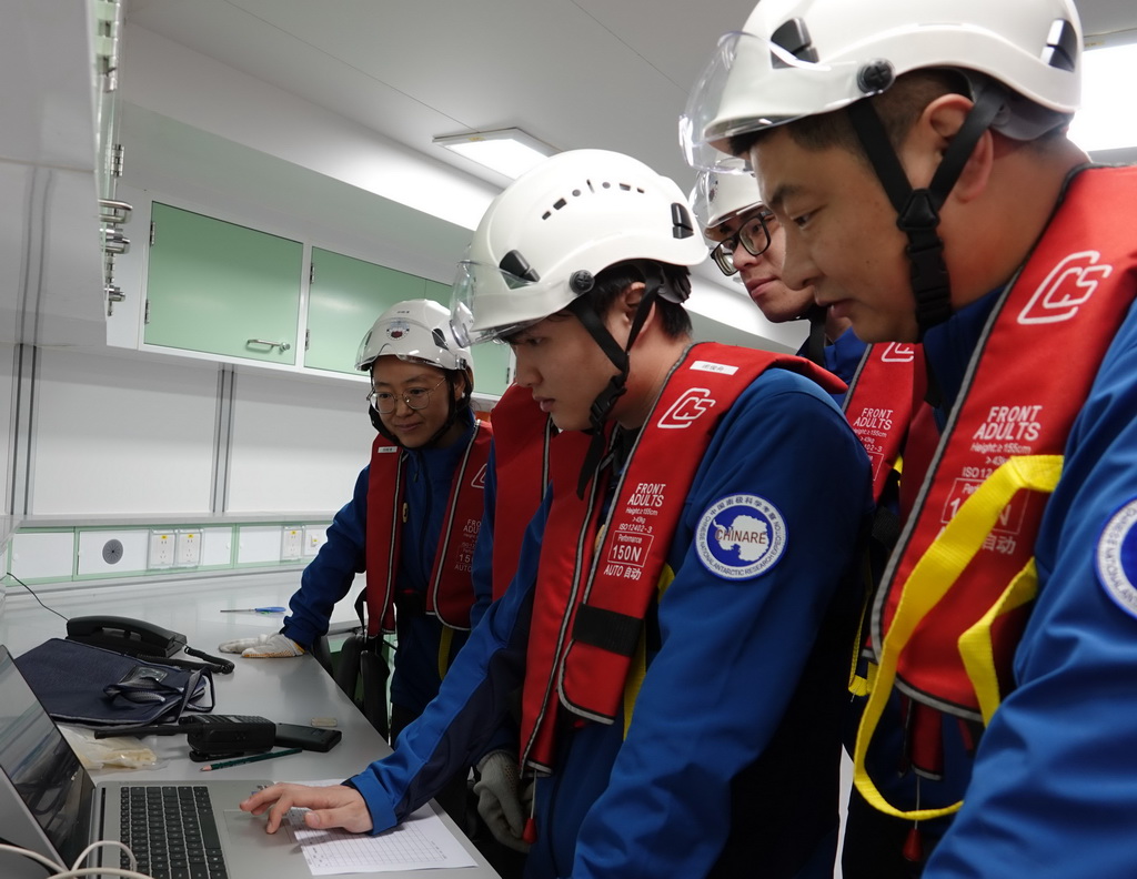 船时1月16日, “雪龙”号大洋队队员在实验室查看抛弃式温深仪回传的数据。新华社记者 顾天成 摄