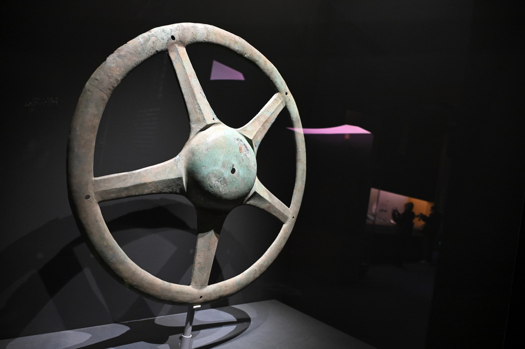 这是展出的太阳形青铜器（1月18日摄）。