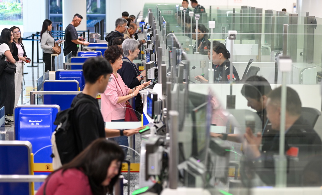 1月17日，入境旅客在海口美兰边检站办理边检手续。