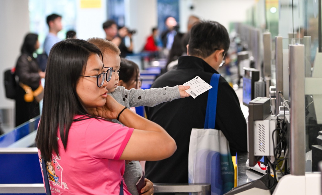 1月17日，入境旅客在海口美兰边检站办理边检手续。