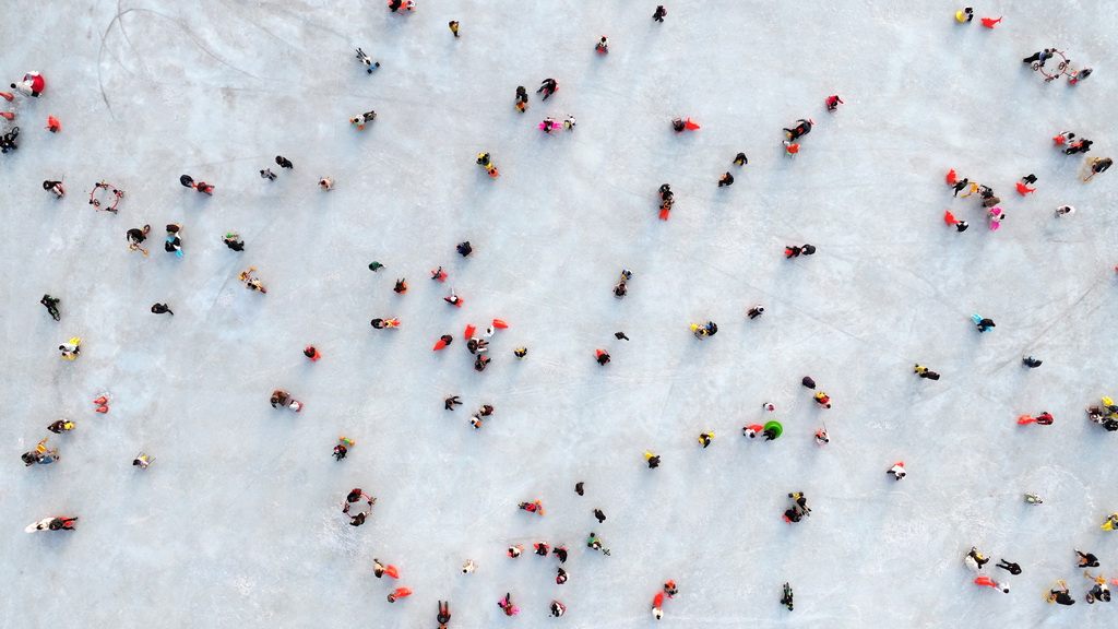 1月17日，市民在银川文旅集团览山公园落日冰场玩耍（无人机照片）。
