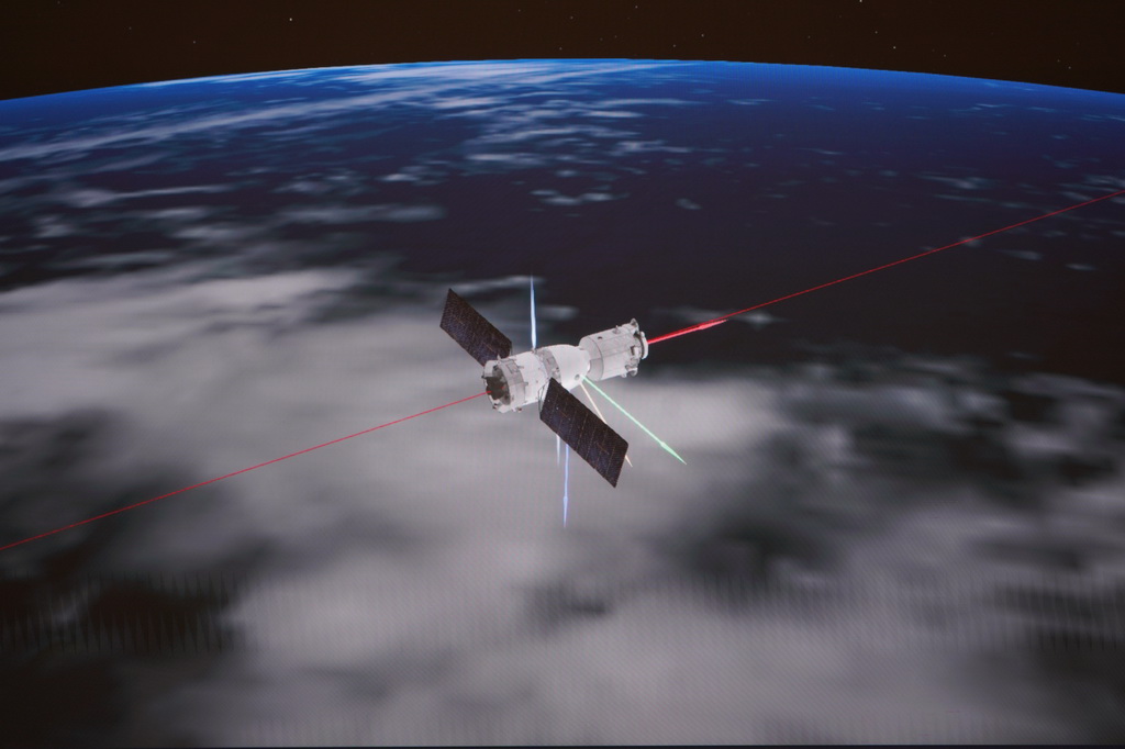 1月19日在北京航天飞行控制中心拍摄的神舟二十号飞船正常轨道飞行姿态的模拟画面。新华社记者 王春涛 摄