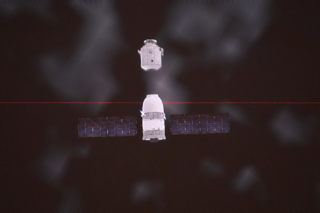 1月19日在北京航天飞行控制中心拍摄的神舟二十号飞船轨返分离的模拟画面。新华社记者 王春涛 摄