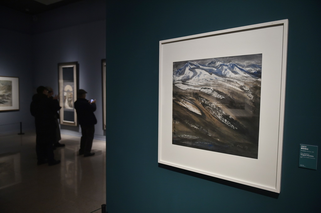 1月19日，受邀嘉宾在中国美术馆参观展出作品。