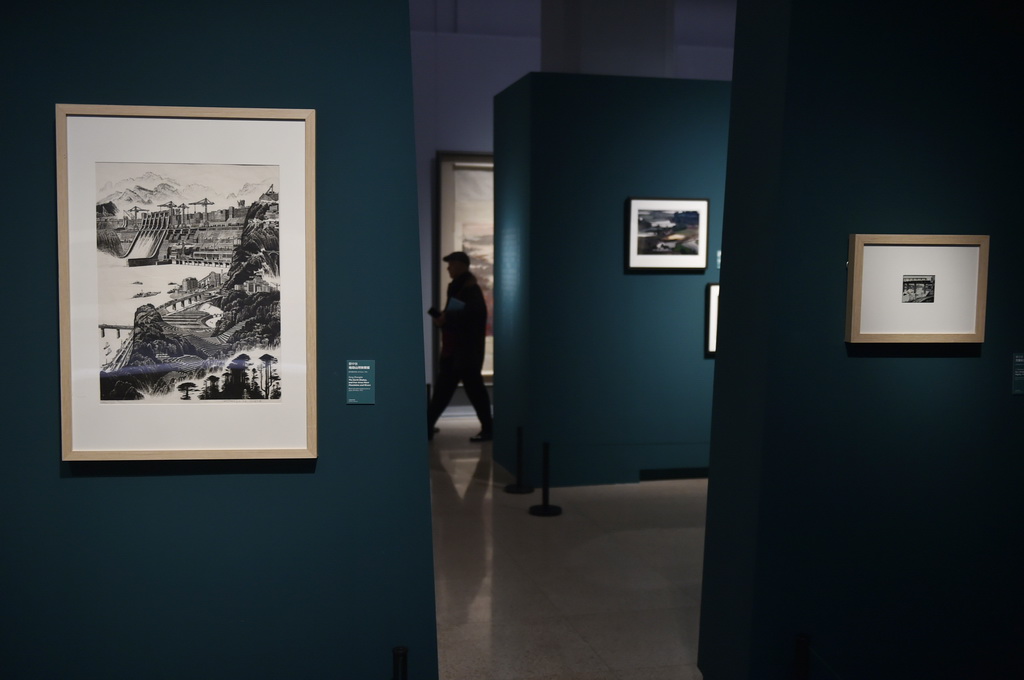 1月19日，受邀嘉宾在中国美术馆参观展出作品。