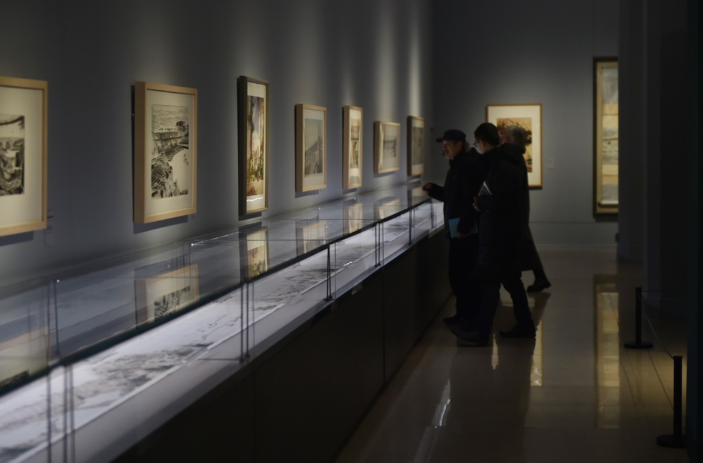1月19日，受邀嘉宾在中国美术馆参观展出作品。