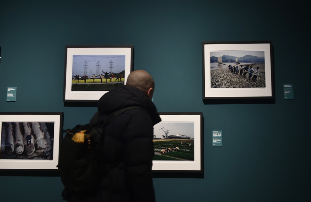 1月19日，受邀嘉宾在中国美术馆参观展出作品。