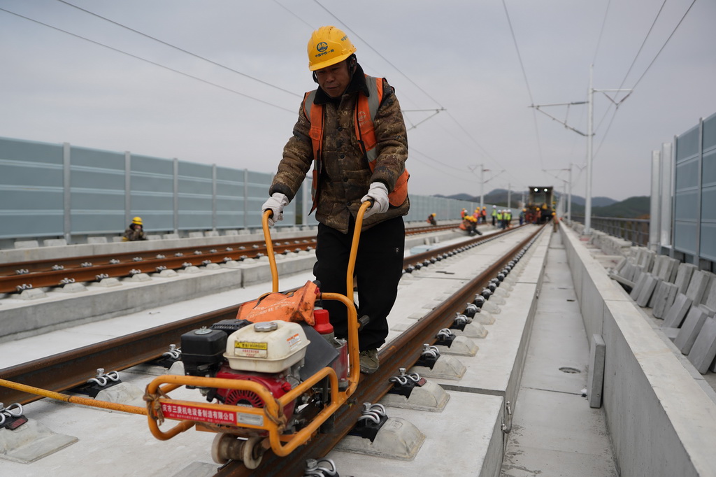 1月19日拍摄的昌九高铁庐山南站至共青城东站区段铺轨施工现场。