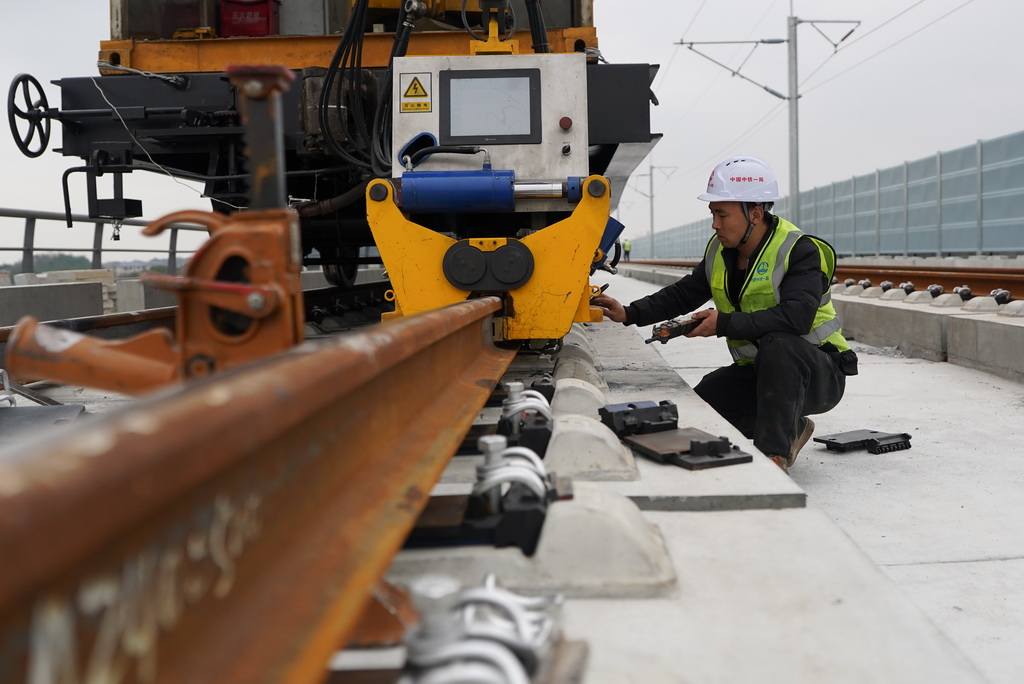 1月19日拍摄的昌九高铁庐山南站至共青城东站区段铺轨施工现场。