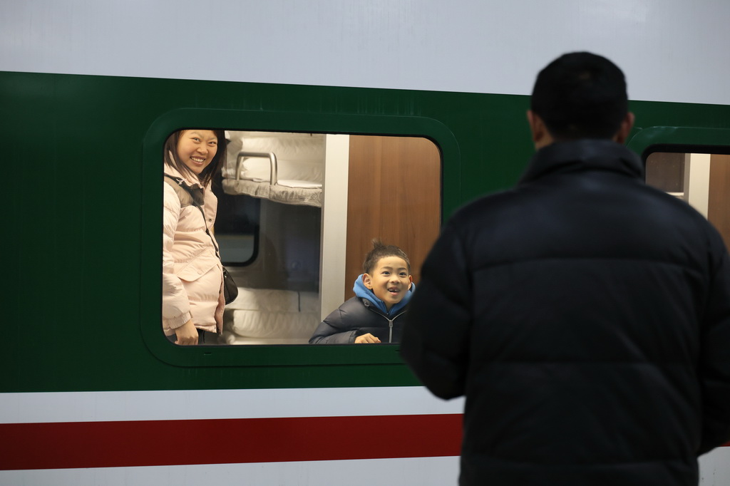 1月19日，旅客在天津站隔窗送别。