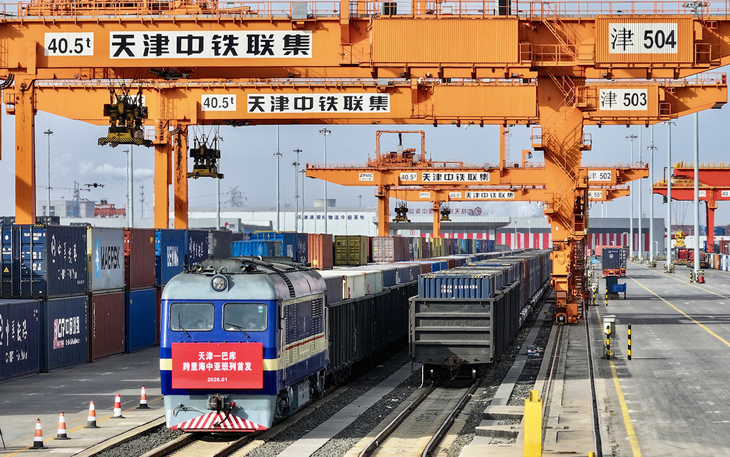 1月19日，首趟天津开往巴库中亚班列在天津集装箱中心站准备发车。杨宝森摄