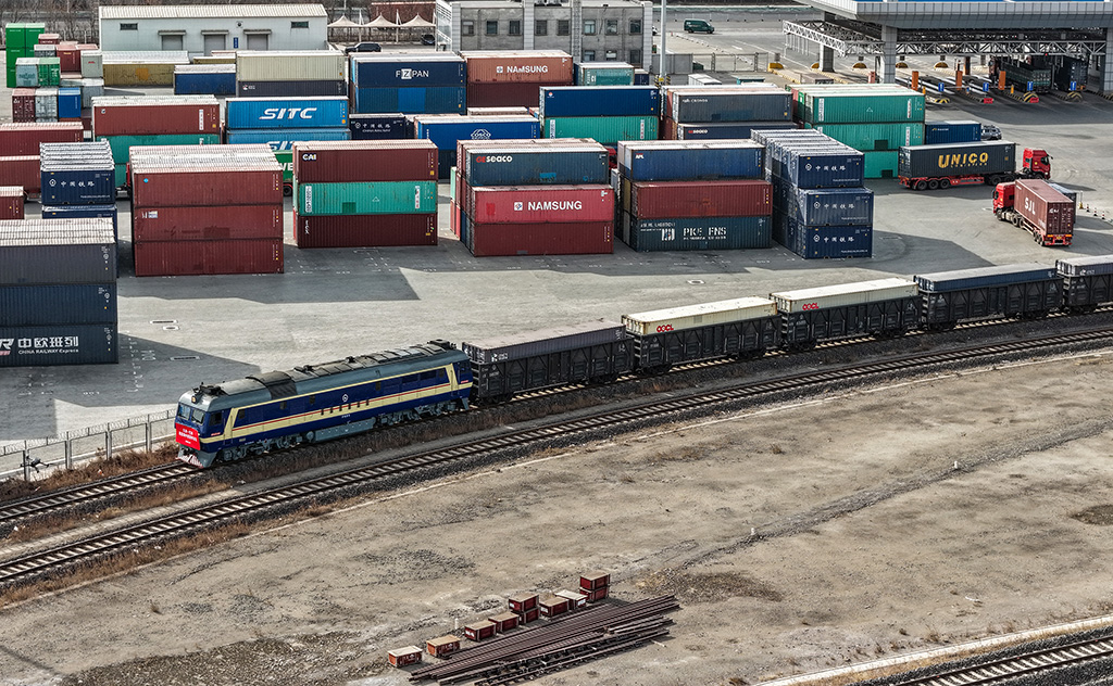 1月19日，首趟天津开往巴库跨里海中亚班列在天津集装箱中心站发出。杨宝森摄