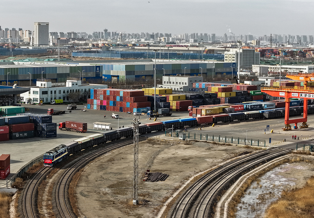 1月19日，首趟天津开往巴库跨里海中亚班列在天津集装箱中心站发出。杨宝森摄