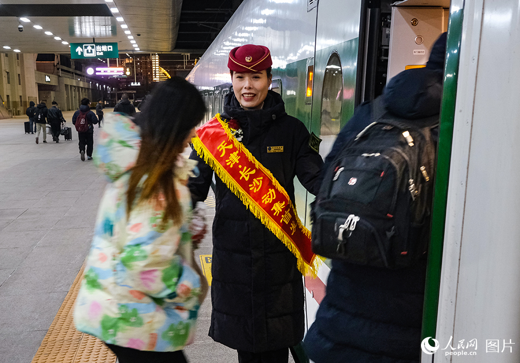 1月19日，列车乘务人员在站台为旅客引导服务。杨宝森摄