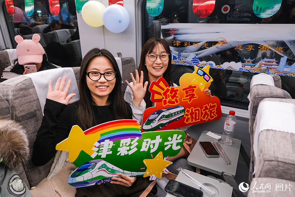 1月19日，列车首发活动中乘车旅客进行互动。杨宝森摄