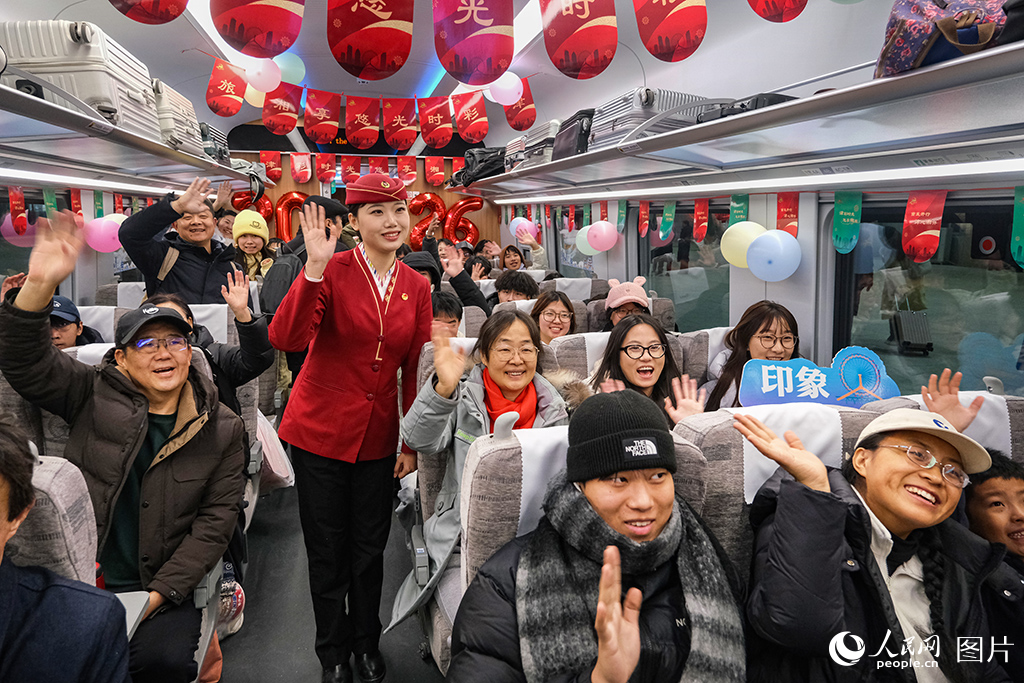 1月19日，列车首发活动中乘车旅客进行互动。杨宝森摄