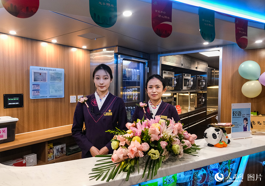 1月19日，列车餐吧服务人员迎接旅客。杨宝森摄