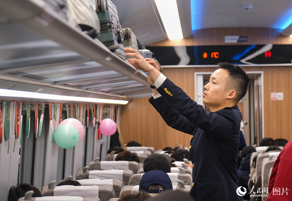 1月19日，列车乘务人员正在整理行李物品。杨宝森摄