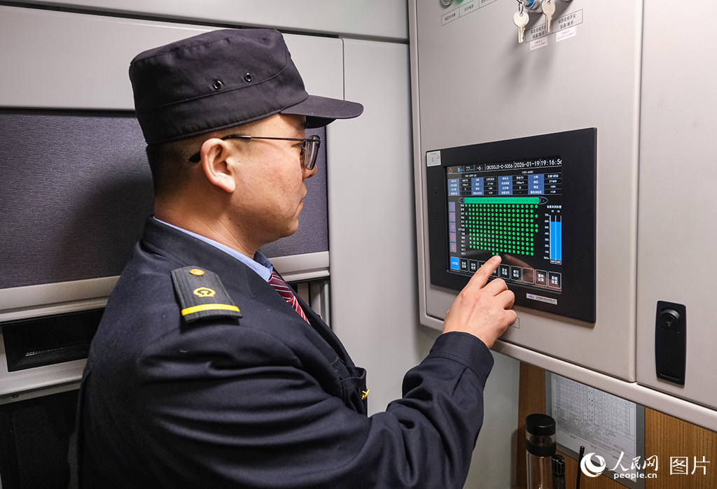 1月19日，列车机械师正在对设备进行检查调试。杨宝森摄