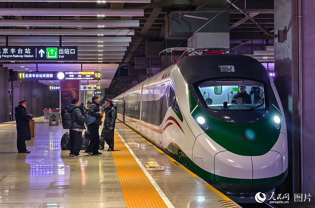 1月19日，列车到达北京丰台站后准备发车。杨宝森摄